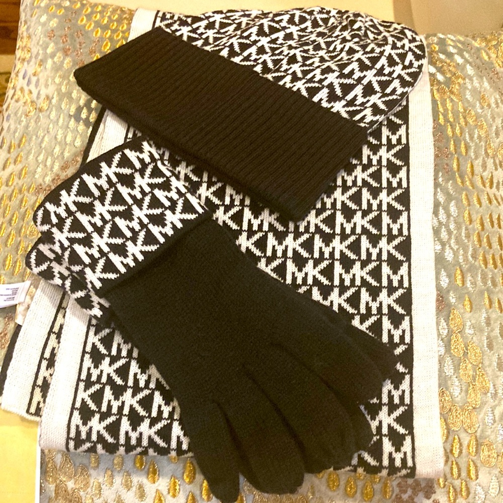 BN 3 Pieces Scarf🧣Hat and Gloves 🧤Michael Kors